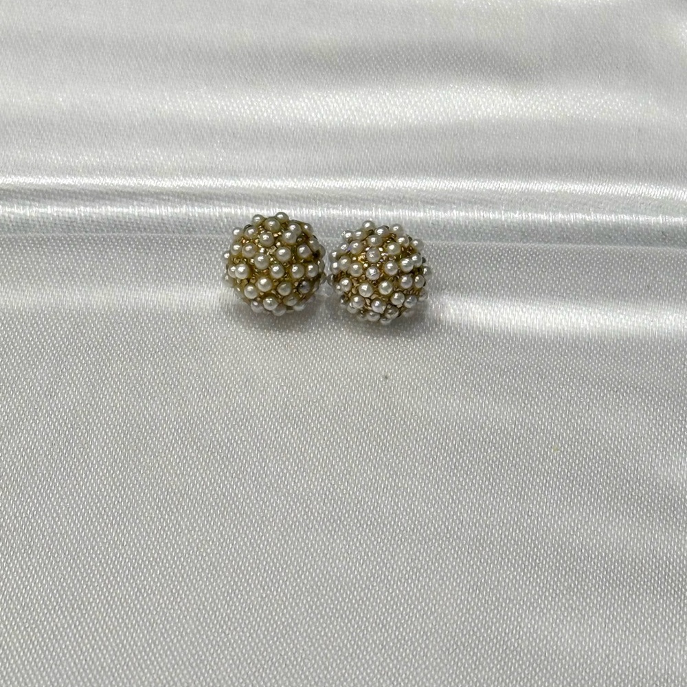 Off-White Beaded Stud Earrings with Vintage Charm